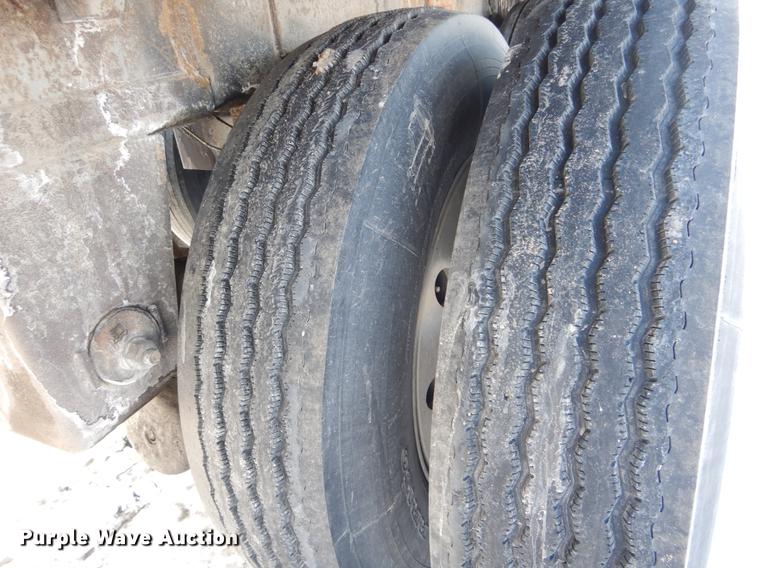 image for item DE6025 2000 Wilson Pace Setter double hopper bottom grain trailer