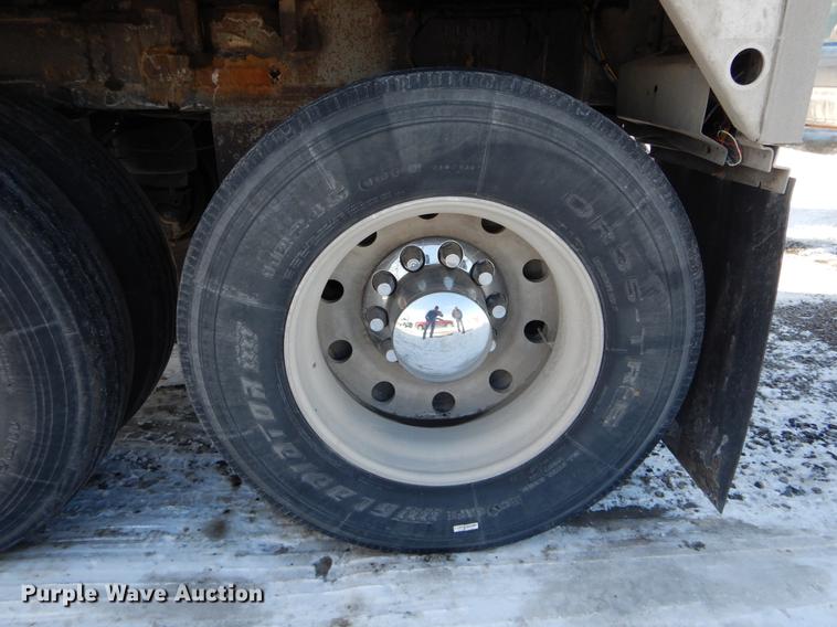 image for item DE6025 2000 Wilson Pace Setter double hopper bottom grain trailer