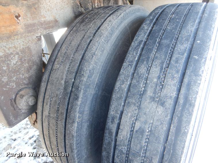 image for item DE6025 2000 Wilson Pace Setter double hopper bottom grain trailer