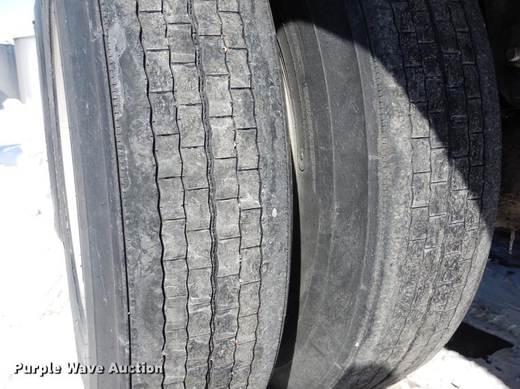 image for item DE6025 2000 Wilson Pace Setter double hopper bottom grain trailer