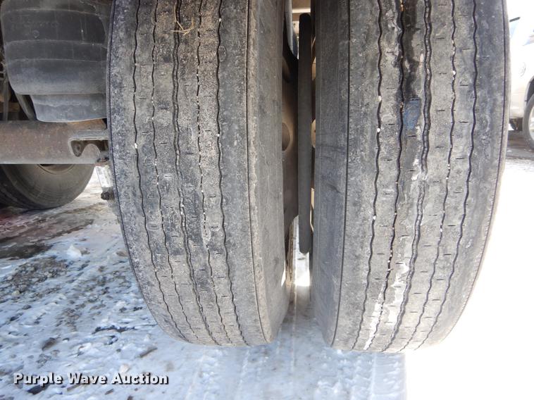 image for item DE6025 2000 Wilson Pace Setter double hopper bottom grain trailer