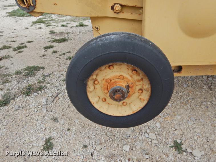 image for item DF2507 1989 New Holland 855 round baler