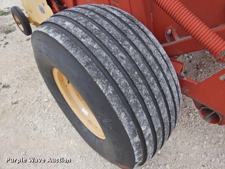 image for item DF2507 1989 New Holland 855 round baler