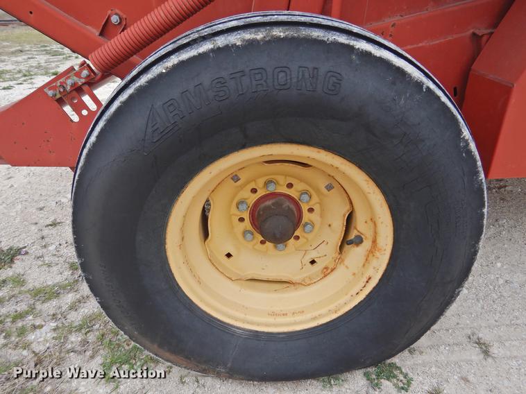 image for item DF2507 1989 New Holland 855 round baler