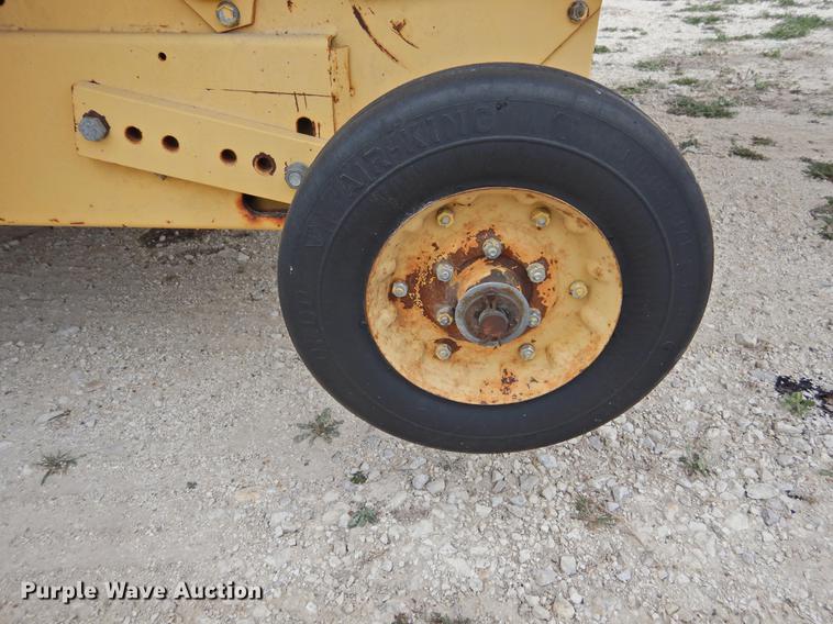 image for item DF2507 1989 New Holland 855 round baler