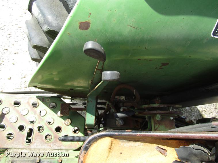 image for item DF2513 1984 John Deere 1650 tractor