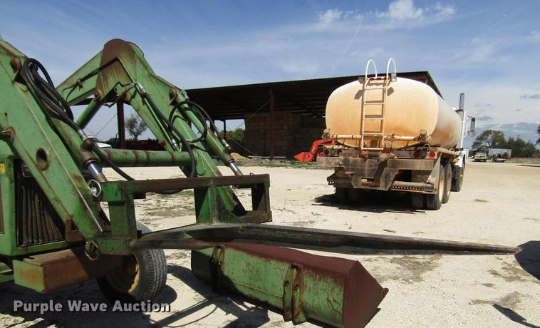 image for item DF2513 1984 John Deere 1650 tractor