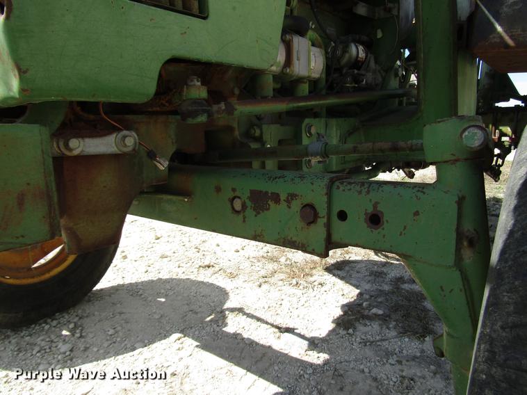 image for item DF2513 1984 John Deere 1650 tractor