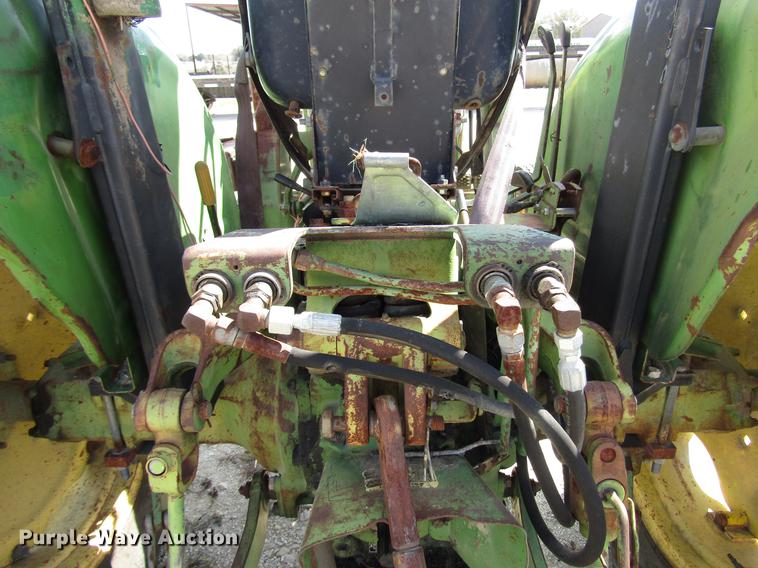 image for item DF2513 1984 John Deere 1650 tractor