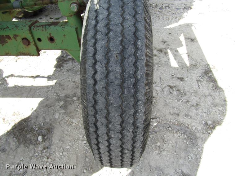 image for item DF2513 1984 John Deere 1650 tractor