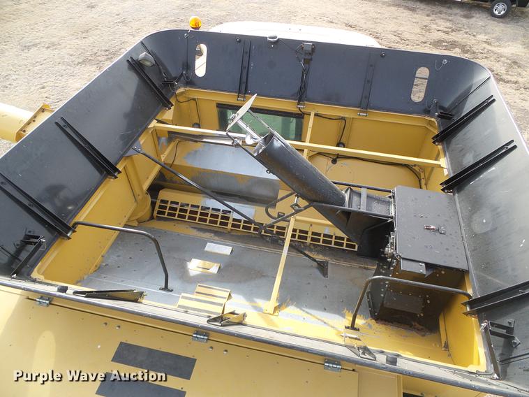 image for item DF2954 2005 Challenger 670 combine