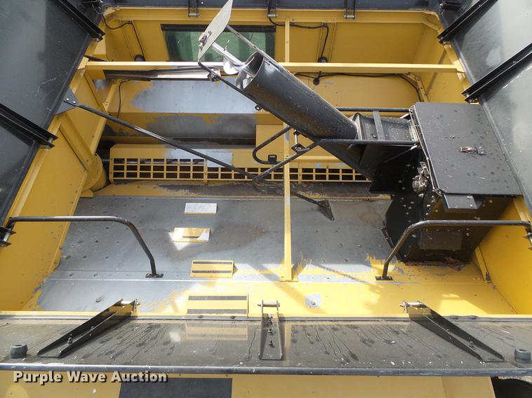 image for item DF2954 2005 Challenger 670 combine