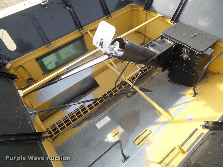 image for item DF2954 2005 Challenger 670 combine