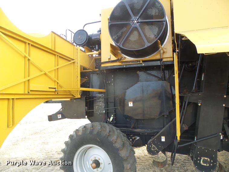 image for item DF2954 2005 Challenger 670 combine