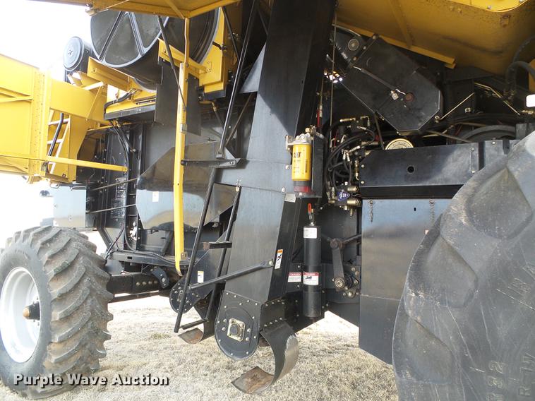 image for item DF2954 2005 Challenger 670 combine