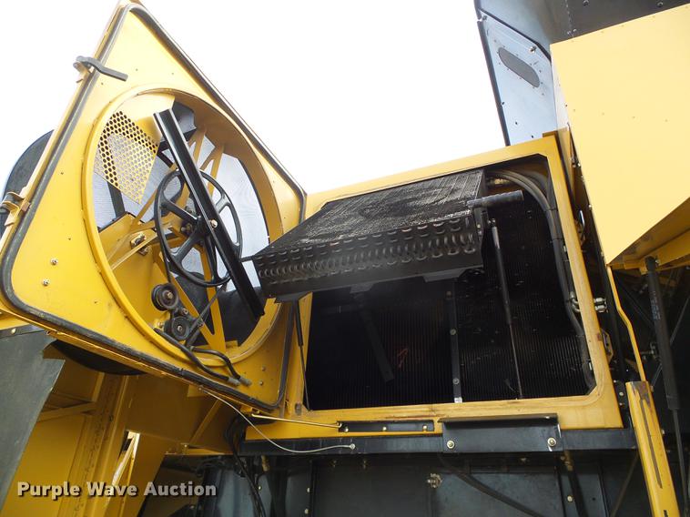 image for item DF2954 2005 Challenger 670 combine