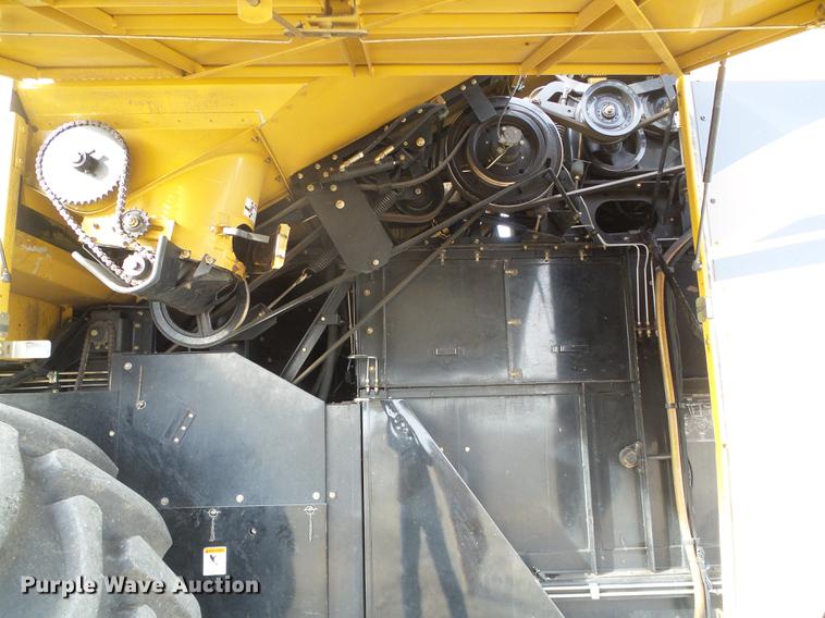 image for item DF2954 2005 Challenger 670 combine