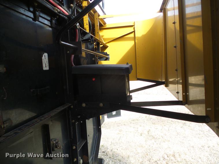 image for item DF2954 2005 Challenger 670 combine