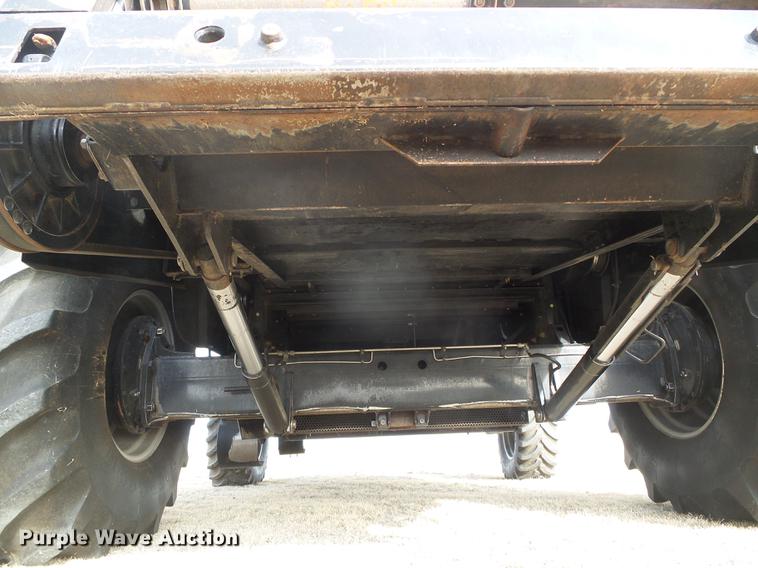 image for item DF2954 2005 Challenger 670 combine