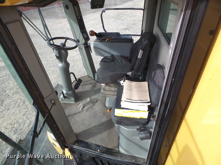 image for item DF2954 2005 Challenger 670 combine