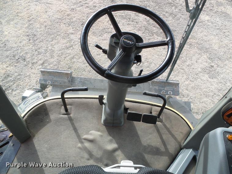 image for item DF2954 2005 Challenger 670 combine