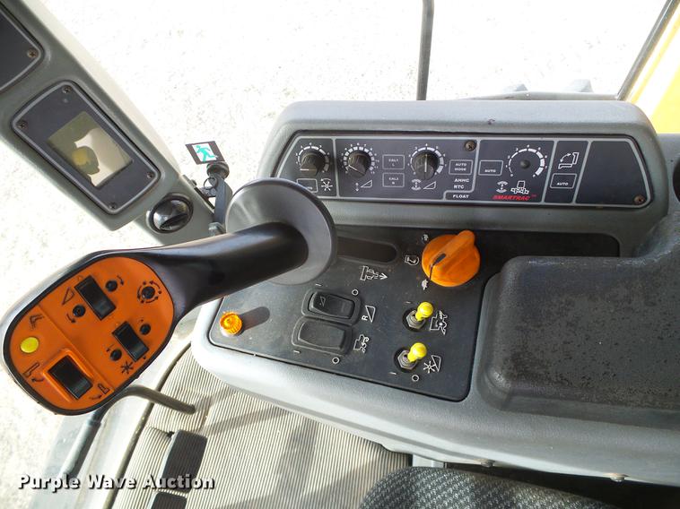 image for item DF2954 2005 Challenger 670 combine