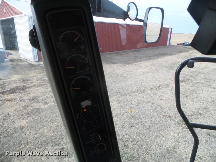 image for item DF2954 2005 Challenger 670 combine