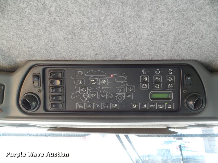 image for item DF2954 2005 Challenger 670 combine