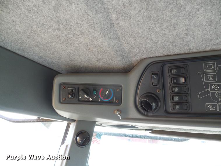 image for item DF2954 2005 Challenger 670 combine