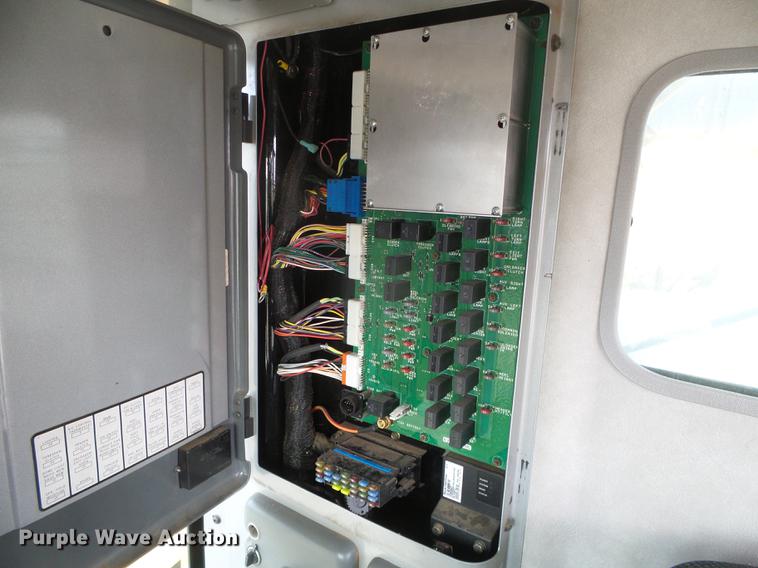 image for item DF2954 2005 Challenger 670 combine