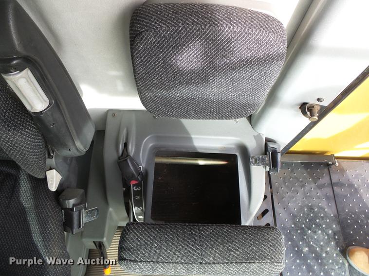 image for item DF2954 2005 Challenger 670 combine