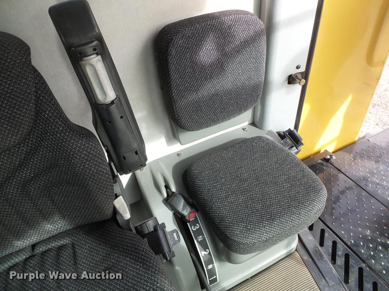 image for item DF2954 2005 Challenger 670 combine