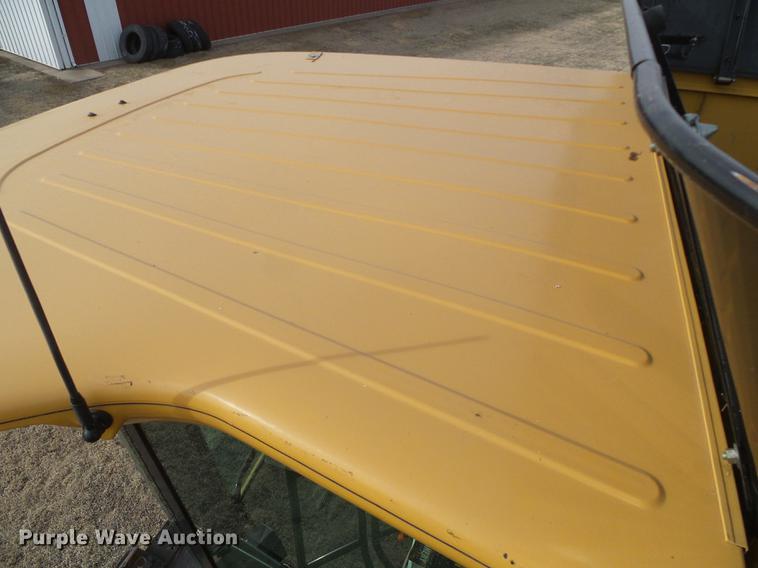 image for item DF2954 2005 Challenger 670 combine