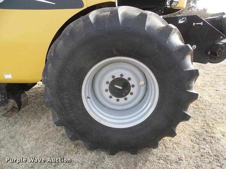 image for item DF2954 2005 Challenger 670 combine