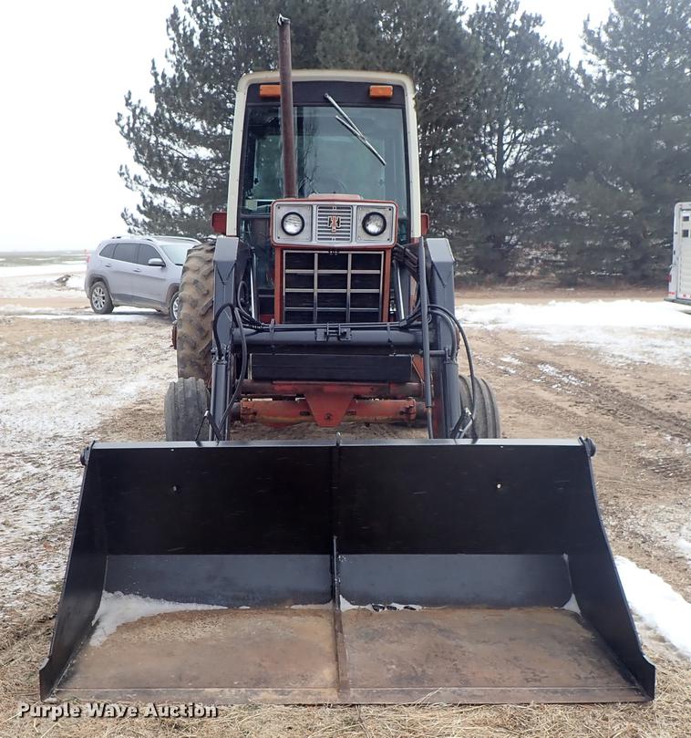 image for item DF8754 International F986 tractor