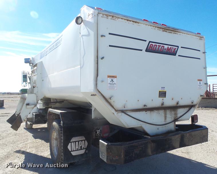 image for item EI9727 2005 Peterbilt 335 feed mixer truck