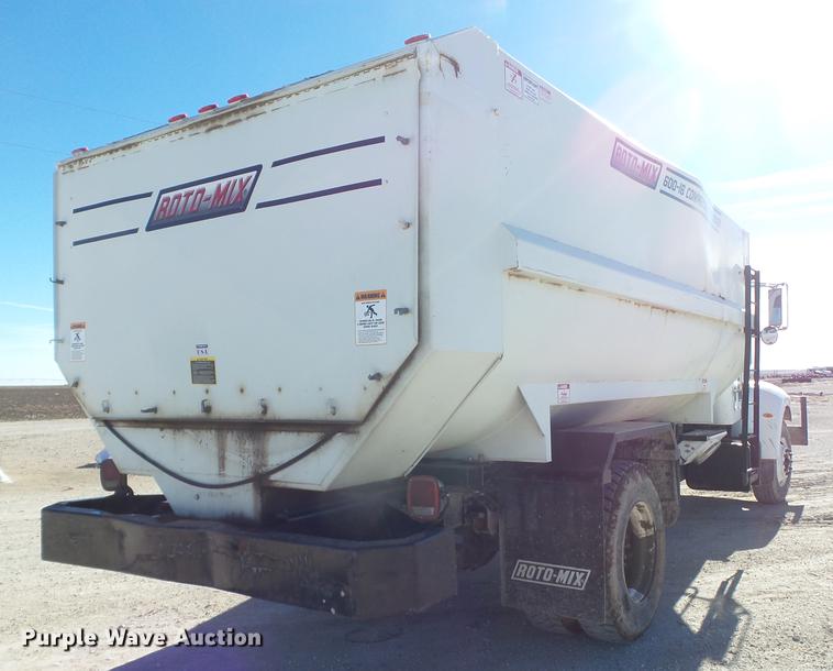 image for item EI9727 2005 Peterbilt 335 feed mixer truck