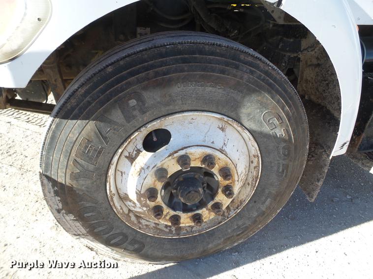 image for item EI9727 2005 Peterbilt 335 feed mixer truck