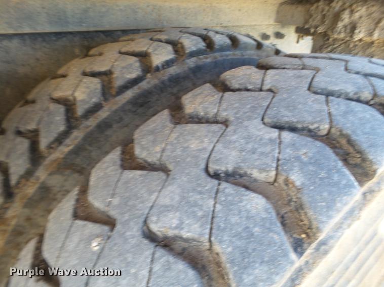 image for item EI9727 2005 Peterbilt 335 feed mixer truck