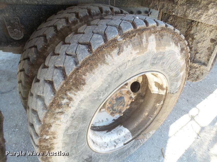 image for item EI9727 2005 Peterbilt 335 feed mixer truck