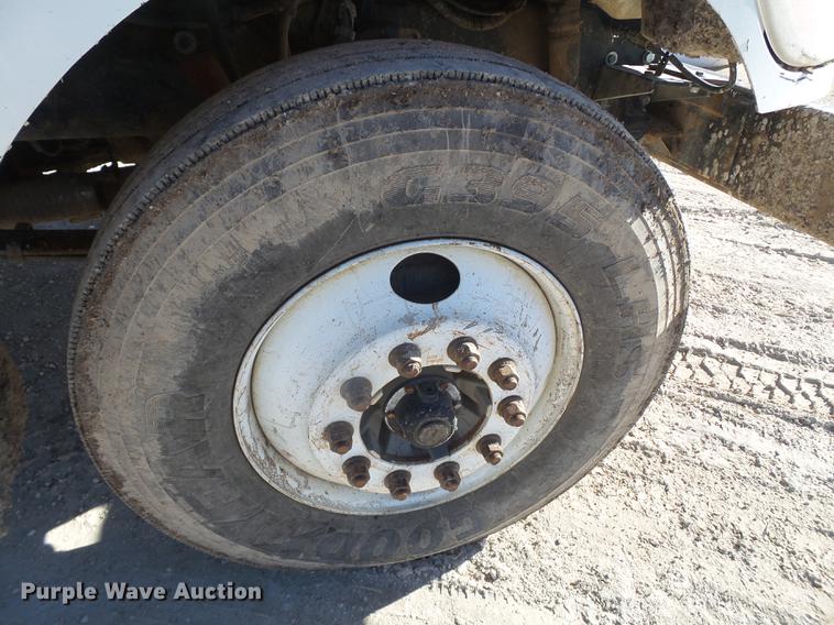 image for item EI9727 2005 Peterbilt 335 feed mixer truck