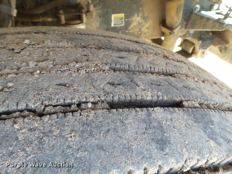 image for item EI9727 2005 Peterbilt 335 feed mixer truck