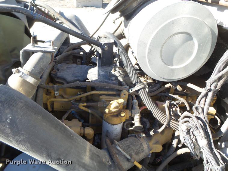 image for item EI9727 2005 Peterbilt 335 feed mixer truck