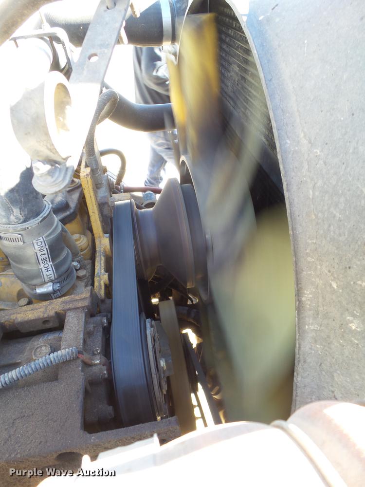 image for item EI9727 2005 Peterbilt 335 feed mixer truck