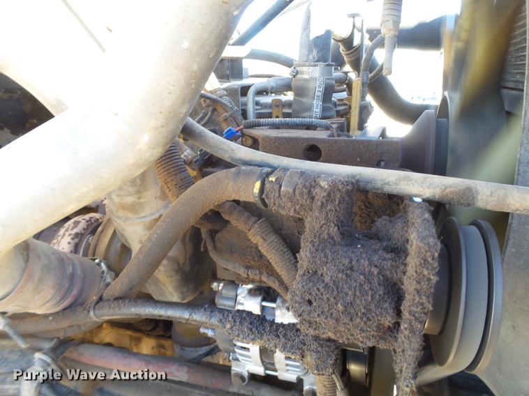 image for item EI9727 2005 Peterbilt 335 feed mixer truck