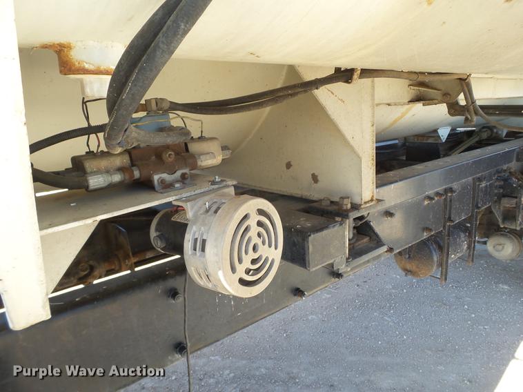 image for item EI9727 2005 Peterbilt 335 feed mixer truck