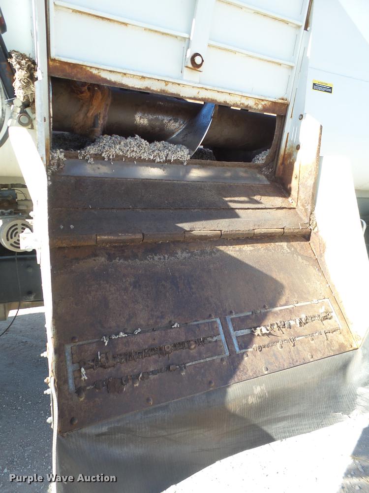 image for item EI9727 2005 Peterbilt 335 feed mixer truck