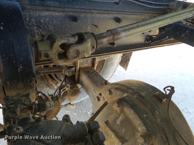 image for item EI9727 2005 Peterbilt 335 feed mixer truck