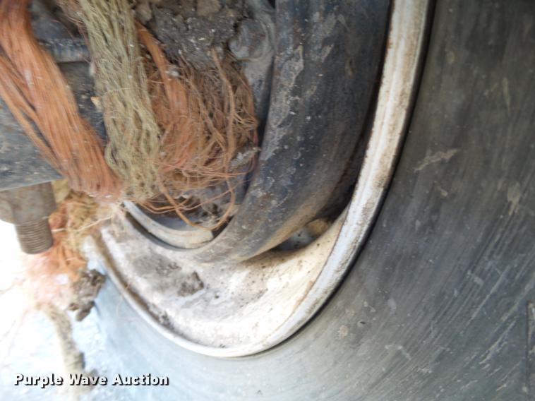 image for item EI9727 2005 Peterbilt 335 feed mixer truck