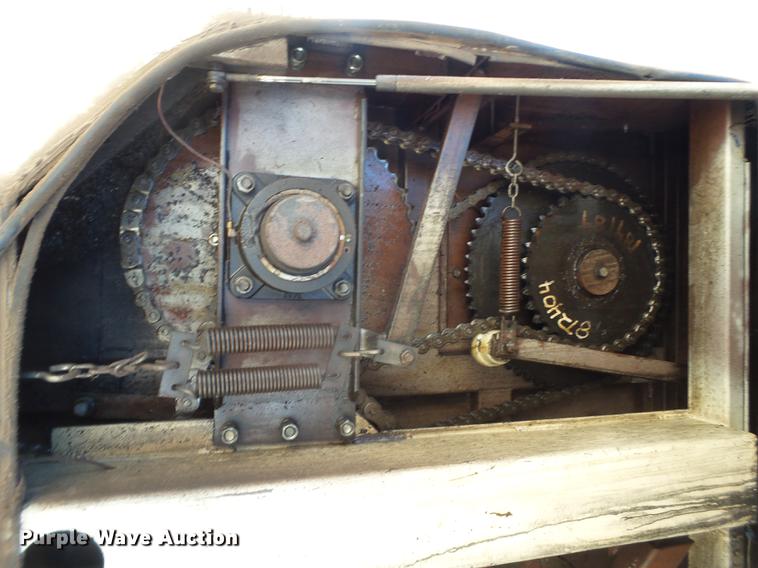 image for item EI9727 2005 Peterbilt 335 feed mixer truck